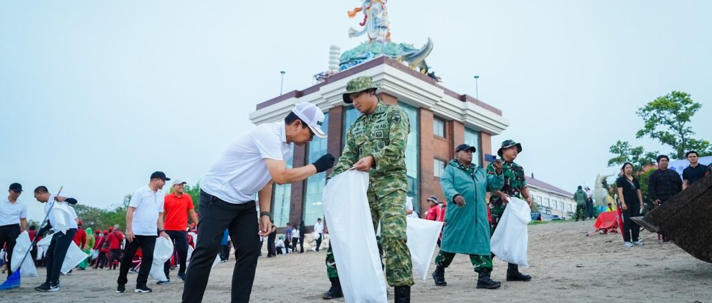 Bupati Wayan Adi Arnawa pada Korve Bersih Sampah, di Shelter Kebencanaan Baruna, Pantai Kuta, Minggu (22/2) - IST