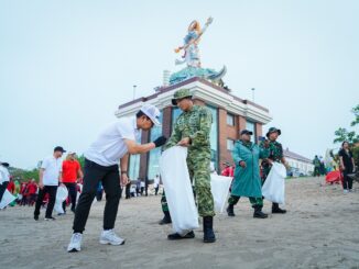 Bupati Wayan Adi Arnawa pada Korve Bersih Sampah, di Shelter Kebencanaan Baruna, Pantai Kuta, Minggu (22/2) - IST