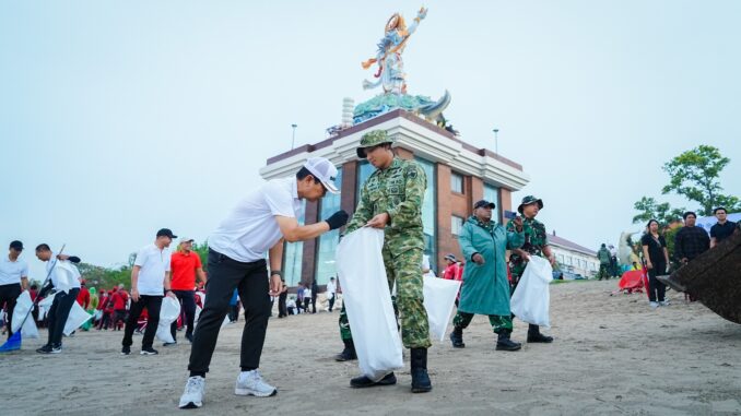 Bupati Wayan Adi Arnawa pada Korve Bersih Sampah, di Shelter Kebencanaan Baruna, Pantai Kuta, Minggu (22/2) - IST