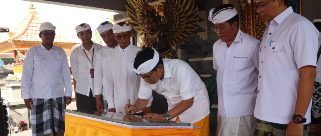 Bupati Wayan Adi Arnawa saat menghadiri upacara Melaspas Pelinggih Ratu Begawan Penyarikan dan Balai Banjar Adat Tegal Saat Delodan, Rabu (18/2) - IST