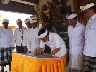 Bupati Wayan Adi Arnawa saat menghadiri upacara Melaspas Pelinggih Ratu Begawan Penyarikan dan Balai Banjar Adat Tegal Saat Delodan, Rabu (18/2) - IST