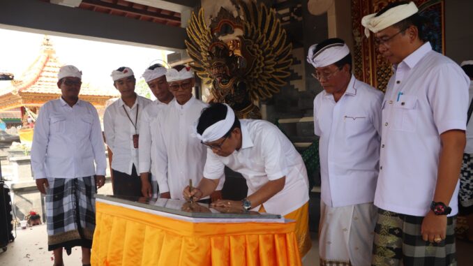 Bupati Wayan Adi Arnawa saat menghadiri upacara Melaspas Pelinggih Ratu Begawan Penyarikan dan Balai Banjar Adat Tegal Saat Delodan, Rabu (18/2) - IST