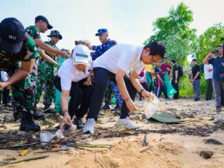 Pemkab Badung berkomitmen jaga kebersihan pesisir pantai di wilayah Kabupaten Badung dengan pembersihan secara rutin di sepanjang garis pantai. - IST