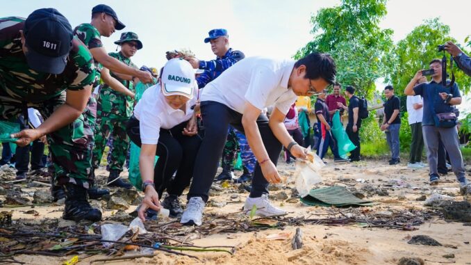 Pemkab Badung berkomitmen jaga kebersihan pesisir pantai di wilayah Kabupaten Badung dengan pembersihan secara rutin di sepanjang garis pantai. - IST