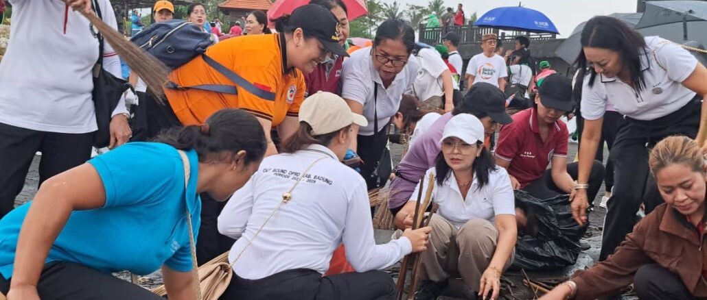 Ketua Tim PKK Badung Nyonya Rasniathi Adi Arnawa memimpin kegiatan "Badung Peduli Bersih Sampah Sempadan Pantai" di sekitar Pura Gede Luhur Batu Ngaus, Desa Cemagi, Minggu (22/2). - ISST