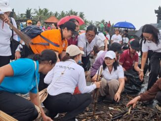 Ketua Tim PKK Badung Nyonya Rasniathi Adi Arnawa memimpin kegiatan "Badung Peduli Bersih Sampah Sempadan Pantai" di sekitar Pura Gede Luhur Batu Ngaus, Desa Cemagi, Minggu (22/2). - ISST