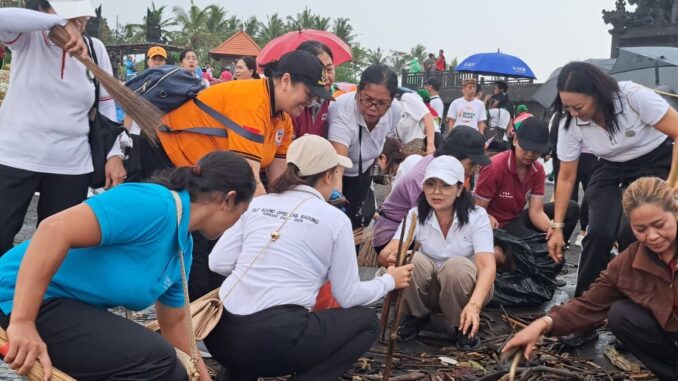 Ketua Tim PKK Badung Nyonya Rasniathi Adi Arnawa memimpin kegiatan "Badung Peduli Bersih Sampah Sempadan Pantai" di sekitar Pura Gede Luhur Batu Ngaus, Desa Cemagi, Minggu (22/2). - ISST