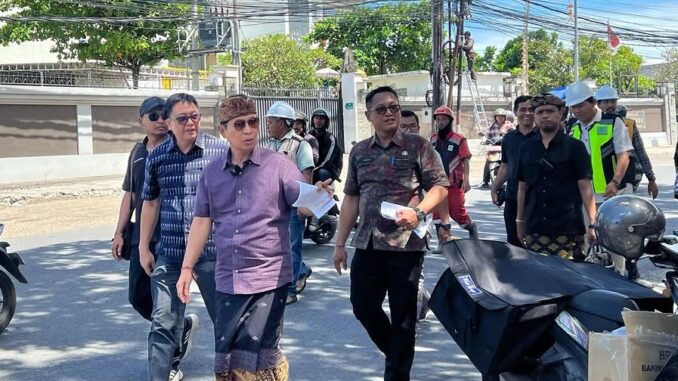 Bupati Wayan Adi Arnawa saat meninjau ruas jalan di wilayah Kabupaten Badung.