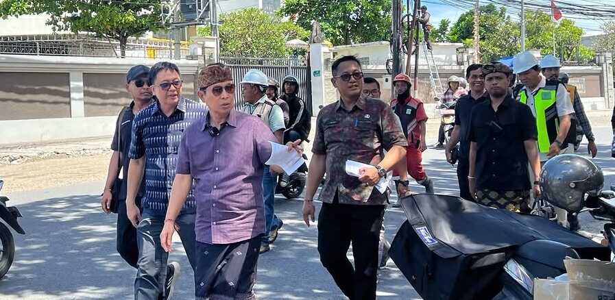 Bupati Wayan Adi Arnawa saat meninjau ruas jalan di wilayah Kabupaten Badung.