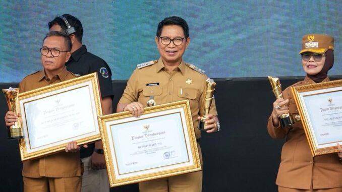 Bupati Wayan Adi Arnawa menerima Penghargaan Upakarya Wanua Nugraha Tahun 2025 dari Kemendagri saat Puncak Peringatan Hardesnas Tahun 2026 di Lapangan Desa Butuh, Kabupaten Boyolali, Jawa Tengah, Kamis (15/1).