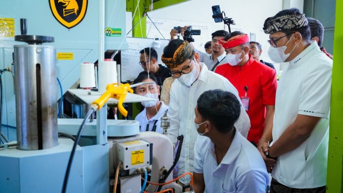 Bupati Wayan Adi Arnawa menghadiri penandatanganan MoU antara Perumda Pasar dan Pangan MGS dengan BUMD Jakarta, serta meninjau mesin penggiling padi di Kantor Unit Pengelolaan Pangan Perumda Pasar dan Pangan MGS, Kamis (5/2) - IST