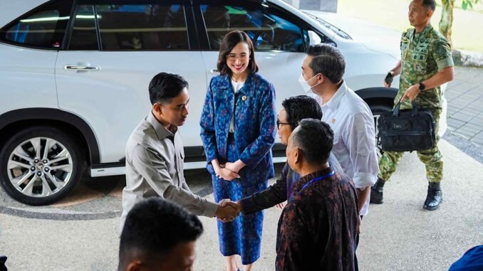 Bupati Wayan Adi Arnawa saat menyambut kunjungan kerja Wakil Presiden RI, Gibran Rakabuming Raka, ke Provinsi Bali di Gedung Widyatula, Politeknik Pariwisata Bali, Kampial, Nusa Dua, Jumat (13/2).- IST