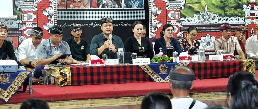 Wabup Bagus Alit Sucipta menghadiri dan memberi arahan saat Sosialisasi Pembuatan Teba Modern di Wantilan Pura Desa Desa Adat Darmasaba, Minggu (15/2) - IST