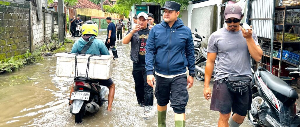 Wabup Bagus Alit Sucipta meninjau sejumlah titik banjir di wilayah Kelurahan Kedonganan, Kecamatan Kuta, Jumat (27/2) - IST