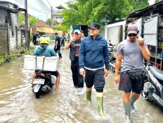 Wabup Bagus Alit Sucipta meninjau sejumlah titik banjir di wilayah Kelurahan Kedonganan, Kecamatan Kuta, Jumat (27/2) - IST