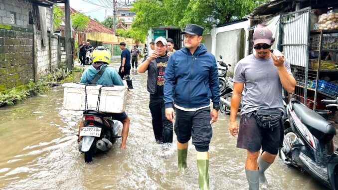 Wabup Bagus Alit Sucipta meninjau sejumlah titik banjir di wilayah Kelurahan Kedonganan, Kecamatan Kuta, Jumat (27/2) - IST