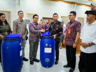 Bupati Wayan Adi Arnawa secara simbolis menyerahkan bantuan tong komposter kepada para Perbekel/Lurah dan Kepala Lingkungan se-Kecamatan Kuta Utara di Kantor Camat Kuta Utara, Selasa (10/2) - IST