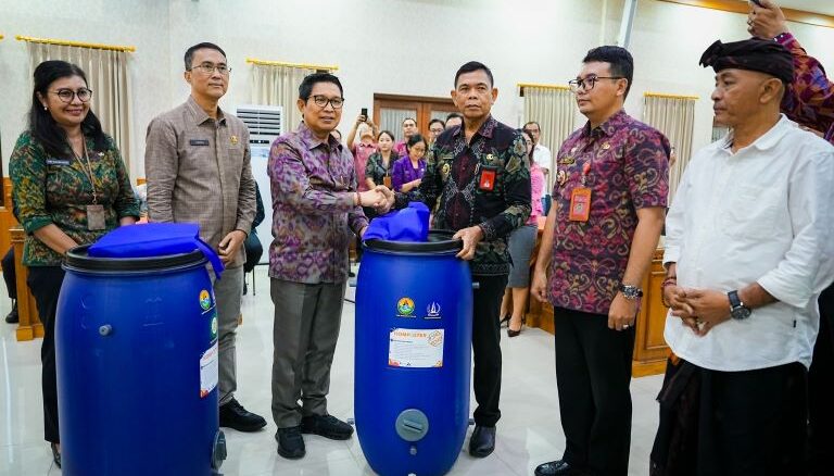Bupati Wayan Adi Arnawa secara simbolis menyerahkan bantuan tong komposter kepada para Perbekel/Lurah dan Kepala Lingkungan se-Kecamatan Kuta Utara di Kantor Camat Kuta Utara, Selasa (10/2) - IST