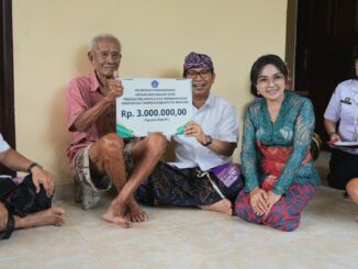 Bupati Wayan Adi Arnawa dan Ketua TP. PKK Badung Nyonya Rasniathi saat berikan penghargaan dan serahkan akta kelahiran kepada I Wayan Siteng (101 tahun), warga Banjar Suluban, Desa Pecatu, Kuta Selatan, Rabu (28/1).