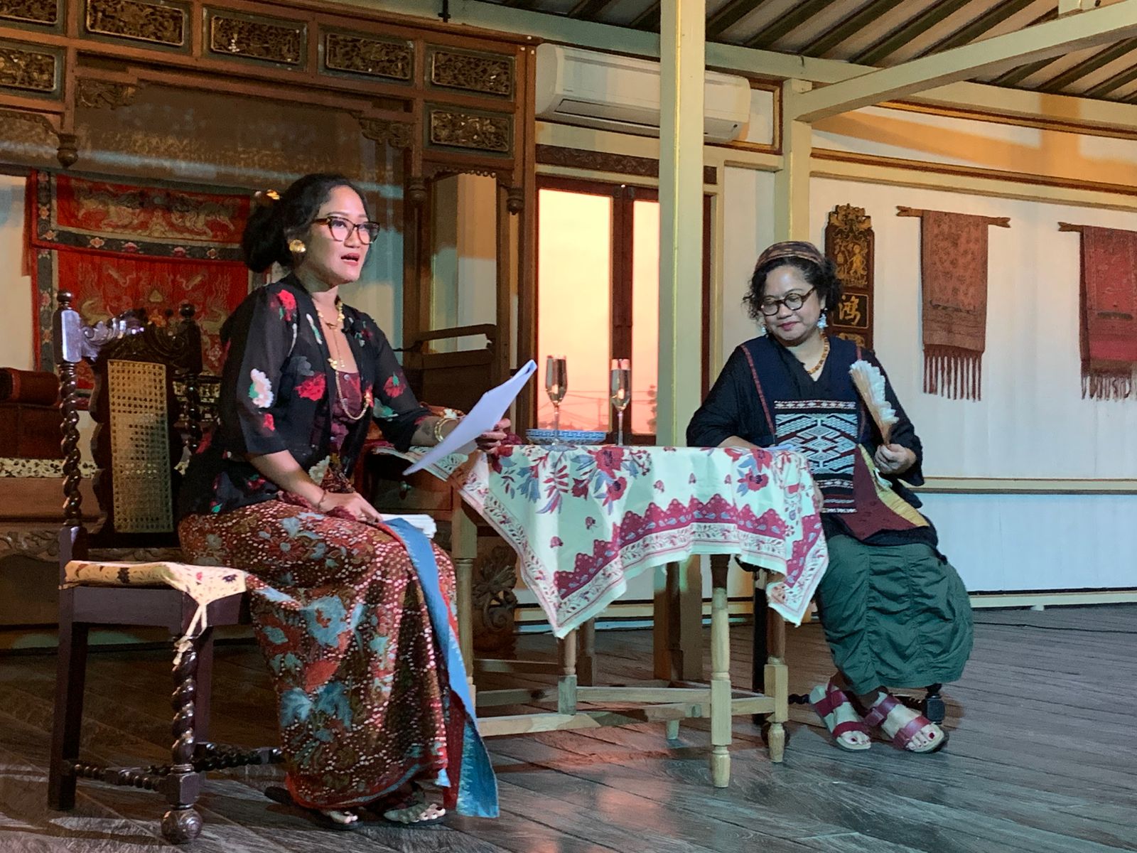 Penampilan Nelden Djakababa Gericke (kanan) bersama Putri Minangsari pada Sabtu (24/1/2026) di Masa-masa Gallery, Gianyar, serangkaian Festival  Dealing in Distance di Bali- RFH