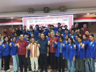 Foto: Bupati Ngada Raymundus Bena dan Rektor ITB STIKOM Bali bersama mahasiswa ITB STIKOM Bali asal Kabupaten Ngada, Flores - IST