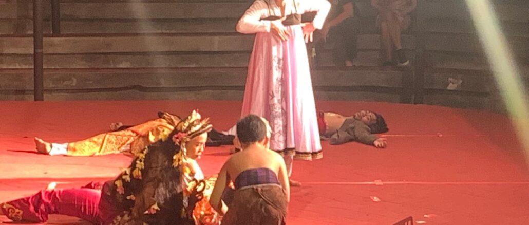 Penampilan Sanggar Bumi Bajra Sandhi. Sanggar yang terkenal dengan karya-karya eksploratif berakarkan rupa dan ruh Bali ini menampilkan Enggang Enggungf Nukilan Puisi Gambuh Masutasoma. - IST