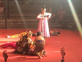 Penampilan Sanggar Bumi Bajra Sandhi. Sanggar yang terkenal dengan karya-karya eksploratif berakarkan rupa dan ruh Bali ini menampilkan Enggang Enggungf Nukilan Puisi Gambuh Masutasoma. - IST