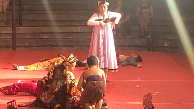 Penampilan Sanggar Bumi Bajra Sandhi. Sanggar yang terkenal dengan karya-karya eksploratif berakarkan rupa dan ruh Bali ini menampilkan Enggang Enggungf Nukilan Puisi Gambuh Masutasoma. - IST