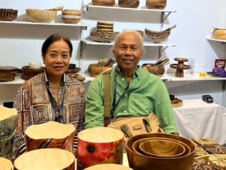 Agung Alit, pendiri Mitra Bali (Fellow Ashoka), bersama istri, Hani Wardani, saat ikut berpameran di Inacrft, Jakarta 2025. (Foto : Dokumen pribadi Agung Alit)