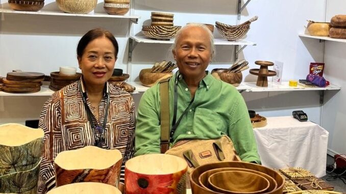 Agung Alit, pendiri Mitra Bali (Fellow Ashoka), bersama istri, Hani Wardani, saat ikut berpameran di Inacrft, Jakarta 2025. (Foto : Dokumen pribadi Agung Alit)