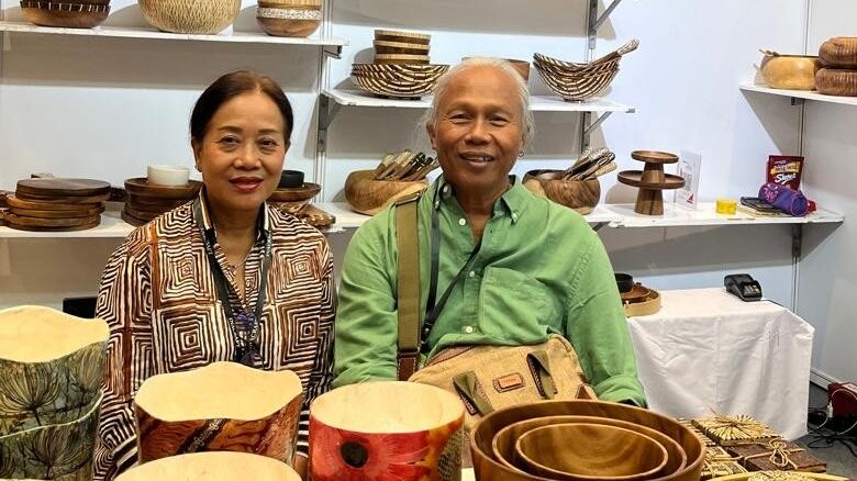 Agung Alit, pendiri Mitra Bali (Fellow Ashoka), bersama istri, Hani Wardani, saat ikut berpameran di Inacrft, Jakarta 2025. (Foto : Dokumen pribadi Agung Alit)