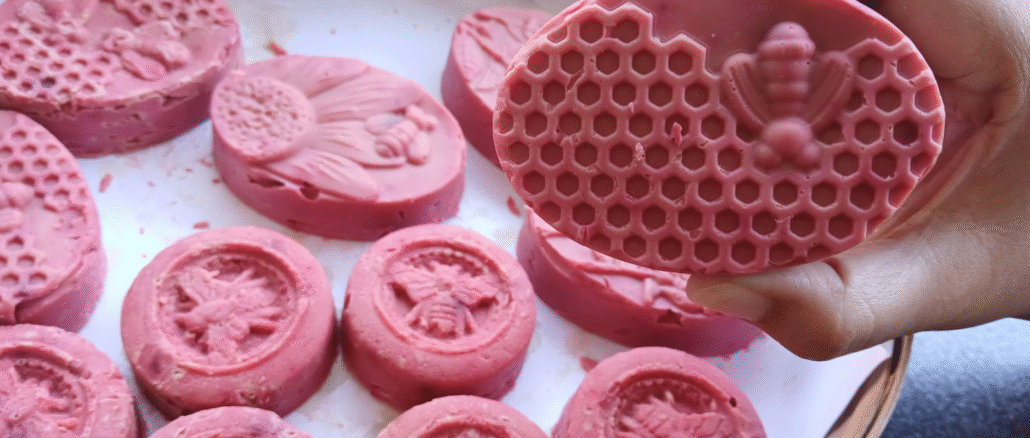 Sabun-sabun buatan guru dan siswa SMP Negeri 13 Denpasar, Bali, ini menggunakan cairan ekoenzim sebagai salah satu bahan pembuatannya. (Foto : KanalBali.id/Ayu Sulistyowati)