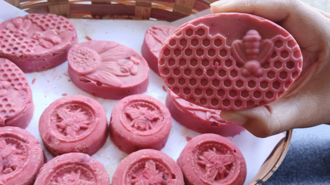 Sabun-sabun buatan guru dan siswa SMP Negeri 13 Denpasar, Bali, ini menggunakan cairan ekoenzim sebagai salah satu bahan pembuatannya. (Foto : KanalBali.id/Ayu Sulistyowati)