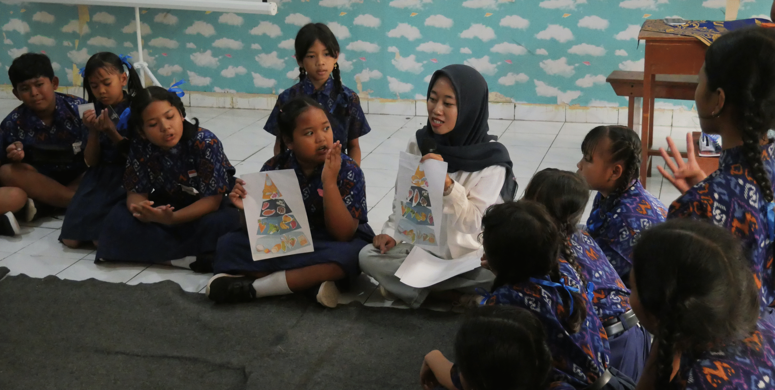 Belajar rantai makanan guru dan siswa SD Negeri 3 Peguyangan, Denpasar. (Foto : Dokumentasi PPLH Bali)
