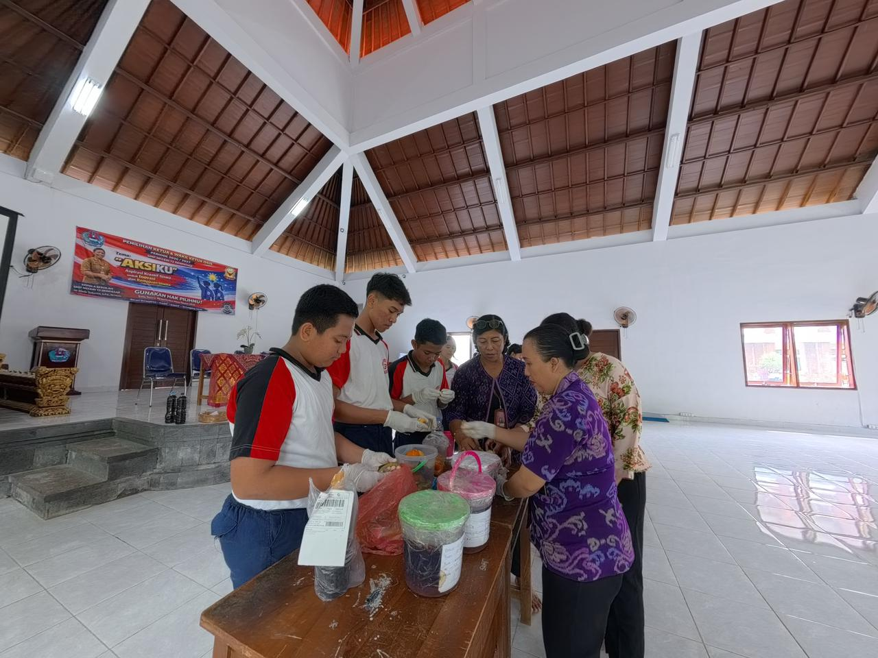 Meracik ekoenzim. Siswa SMP Negeri 13 Denpasar bersama kepala sekolah dan guru meracik larutan ekoenzim dengan bahan molase, kulit buah-buahan dan air bersih, di aula sekolah, 27 Januari 2026. (Foto : Dokumen Yuni M Sholicha)