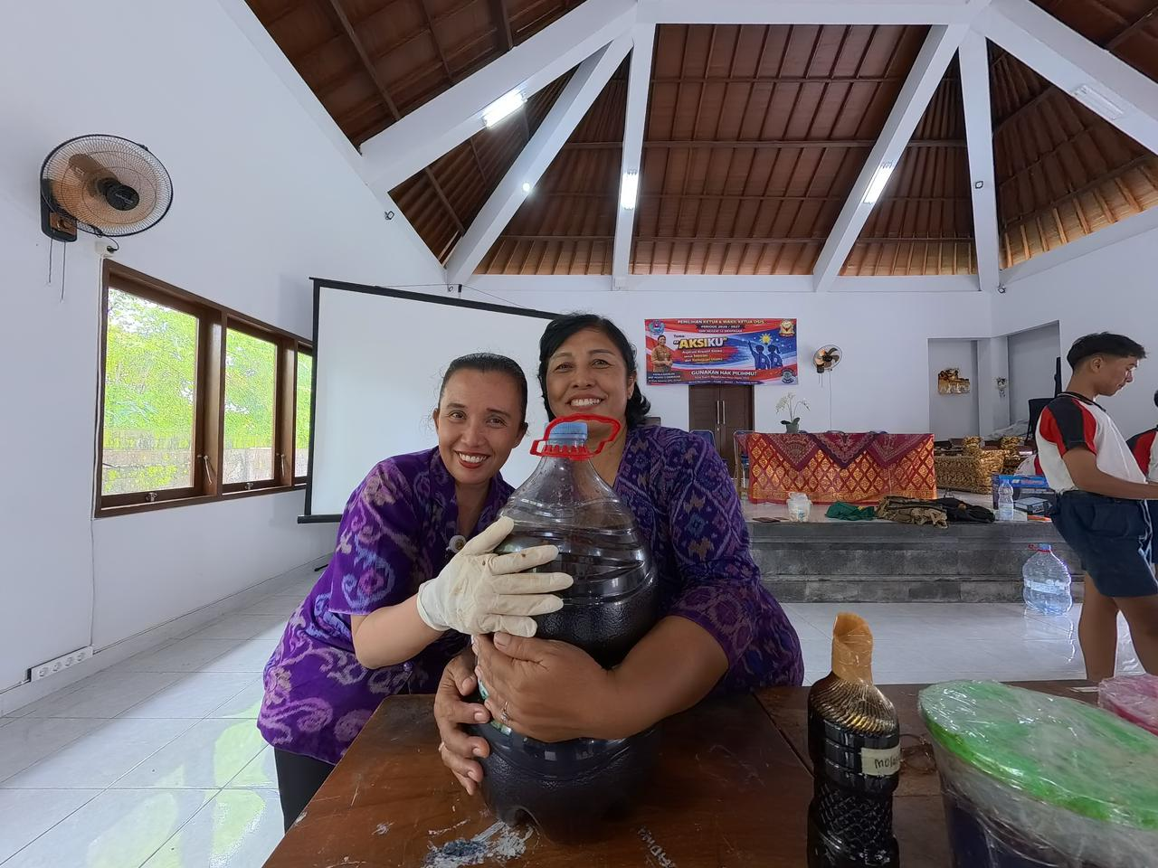 Fellow Ashoka 2024, SMP Negeri 13 Denpasar. Kepala SMP Negeri 13 Denpasar Ni Made Sukarini (kanan) dan guru matematika Nurul Ekawati. (kiri)(Foto : Dokumen Yuni M Sholicha)