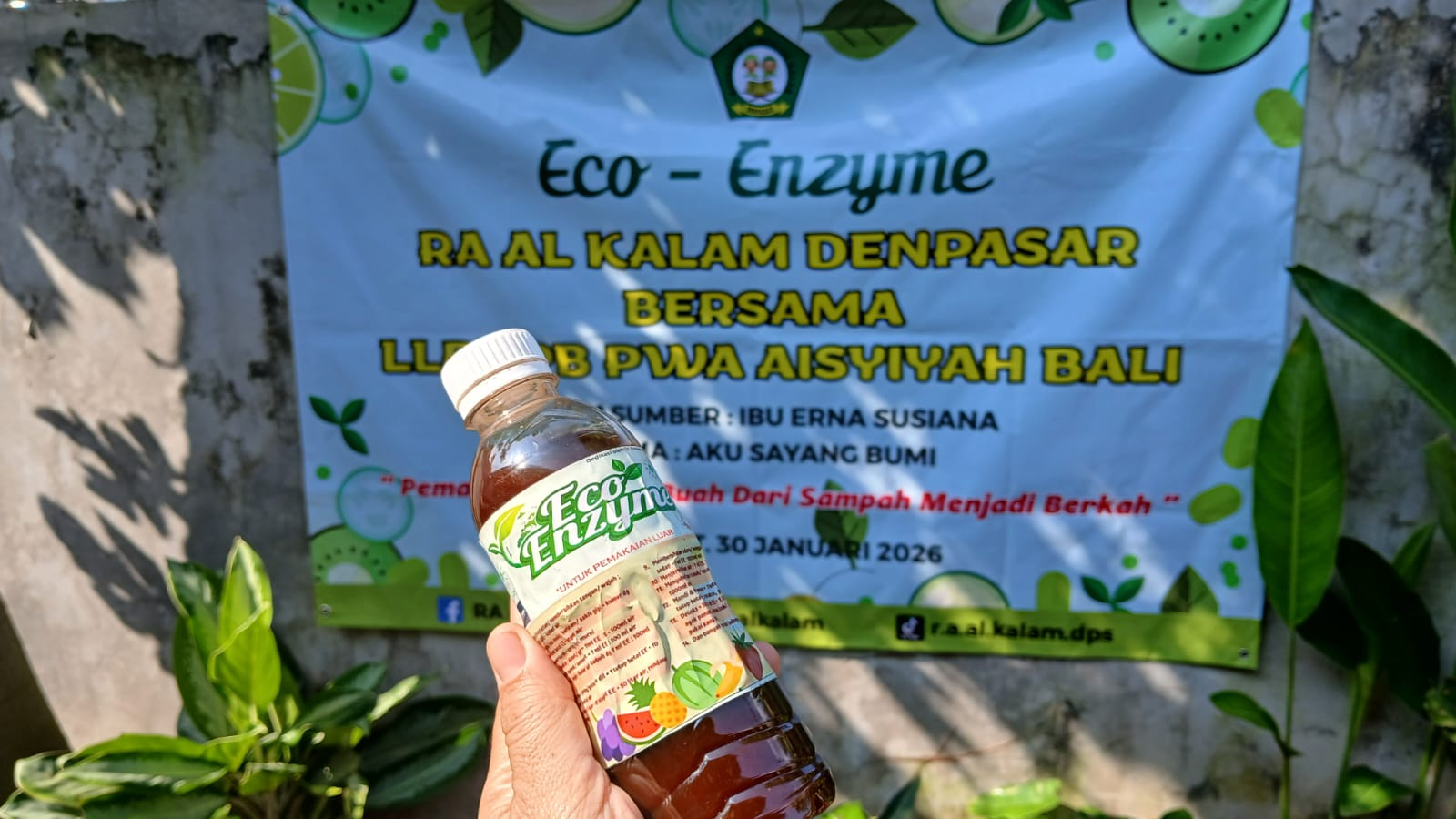 Cairan ekoenzim pasca panen. Contoh cairan ekoenzim pasca panen milik Tim Relawan Lembaga Lingkungan Hidup dan Penanggulangan Bencana (LLHPB) Pimpinan Wilayah Aisyiyah Bali. Cairan yang didapatkan setelah didiamkan selama 3 bulan dengan menggunakan rumus 1:3:10 untuk molase : kulit buah-buahan minimal 5 macam lebih baik : air bersih. (Foto : KanalBali.id/Ayu Sulistyowati)