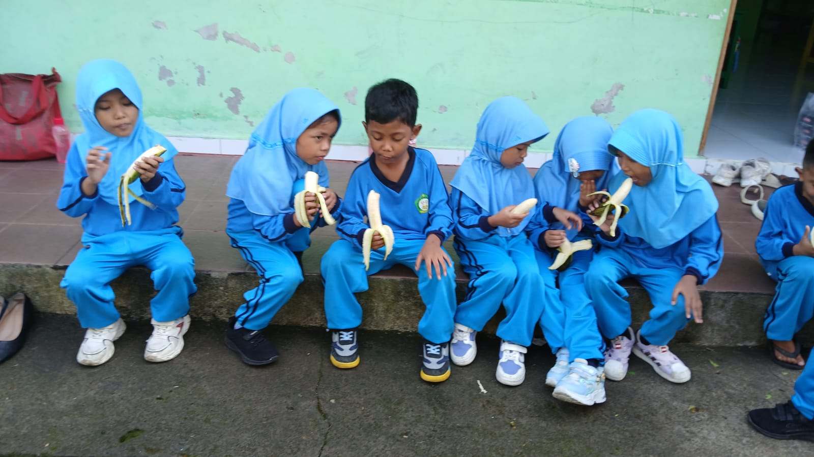 Sehabis makan bersama, kulit pisangnya untuk bahan ekoenzim. (Foto : KanalBali.id/Ayu Sulistyowati)