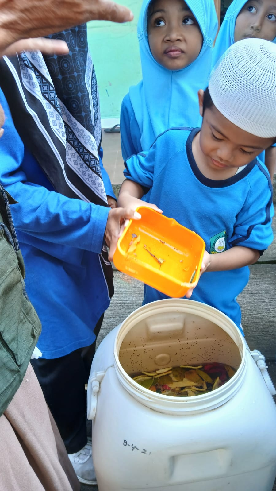 Antusias antri masukan potongan ragam kulit buah. (Foto : KanalBali.id/Ayu Sulistyowati)