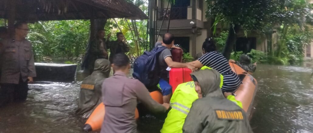 Evakuasi korban banjir di Kuta - IST
