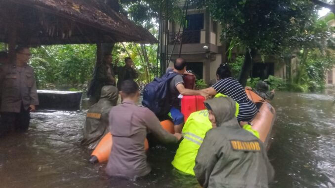 Evakuasi korban banjir di Kuta - IST