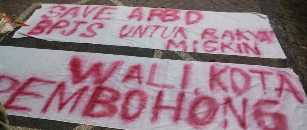 Dua spanduk yang sempat dibentakngkan di BPJS Kesehatan Denpasar - IST