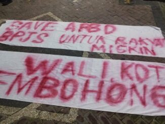 Dua spanduk yang sempat dibentakngkan di BPJS Kesehatan Denpasar - IST