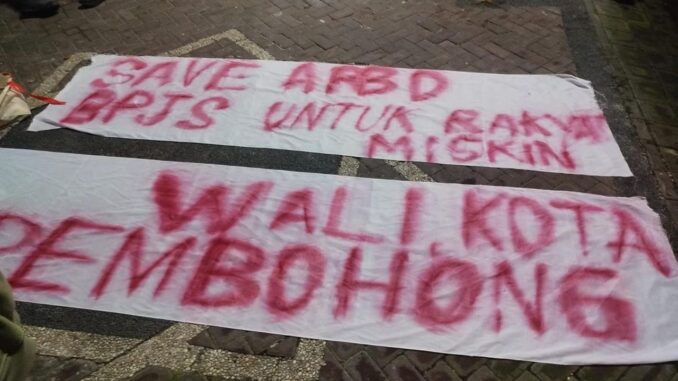 Dua spanduk yang sempat dibentakngkan di BPJS Kesehatan Denpasar - IST