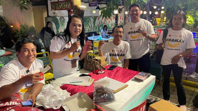 Edukasi pencegahan HIV dengan menggunakan kondom - IST