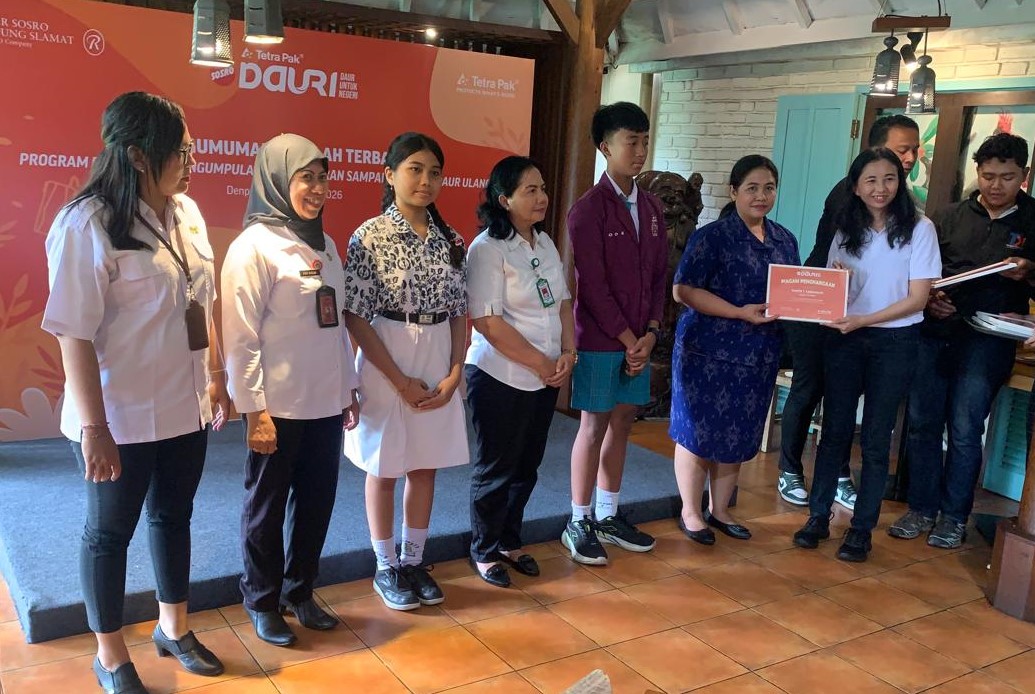 Penyerahan hadiah kepada para juara harapan - IST