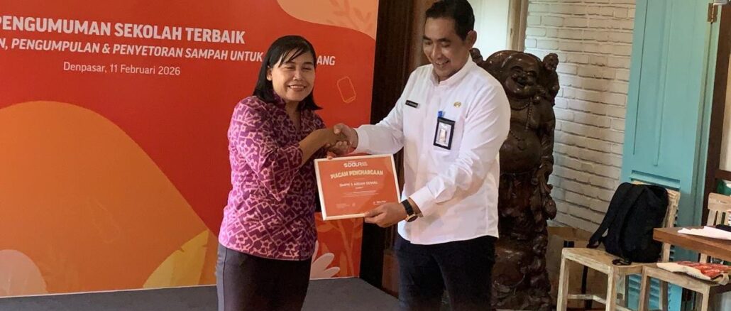 Penyerahan hadiah oleh Kadis DKLH Bali kepada perwakilan SMPN 5 Abiansemal, Badung - IST