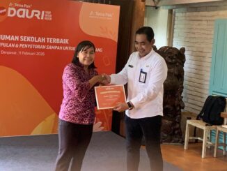 Penyerahan hadiah oleh Kadis DKLH Bali kepada perwakilan SMPN 5 Abiansemal, Badung - IST