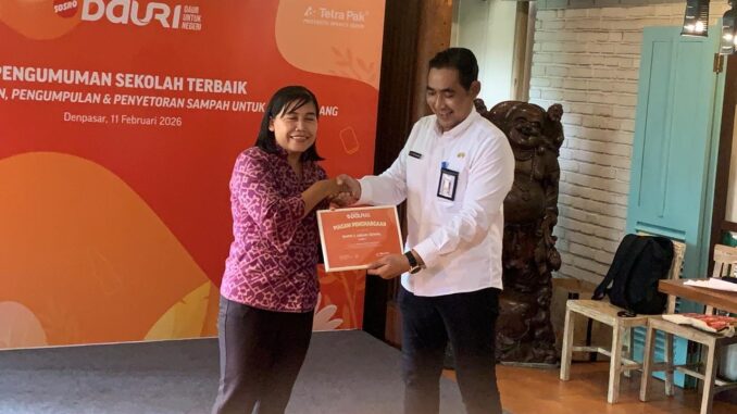 Penyerahan hadiah oleh Kadis DKLH Bali kepada perwakilan SMPN 5 Abiansemal, Badung - IST