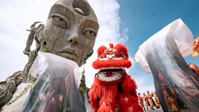 Pertunjukan Barongsai di kawasan Nuanu Creative City sebagai bagian dari rangkaian perayaan Tahun Baru Imlek yang berlangsung di kawasan Nuanu KREDIT FOTO: Nuanu Creative City